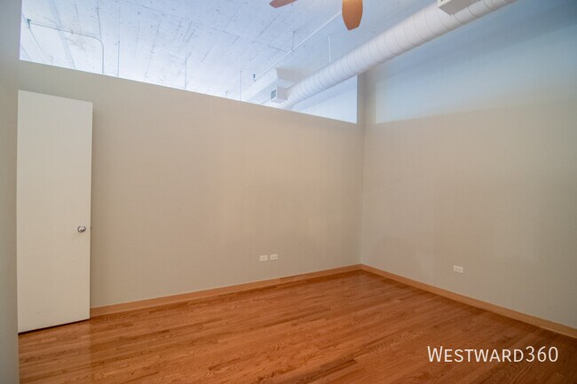 Building Photo - 333 W Hubbard St