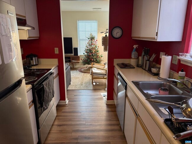 Building Photo - 121 Birdwood Ct