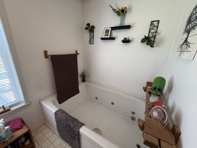 Building Photo - 160 Westview Ln