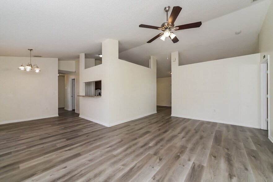 Building Photo - 7172 Summit Dr