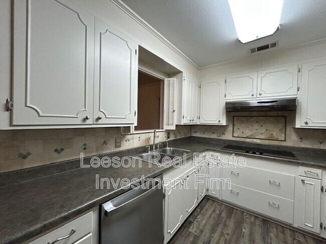 Building Photo - 241 Rossitter St