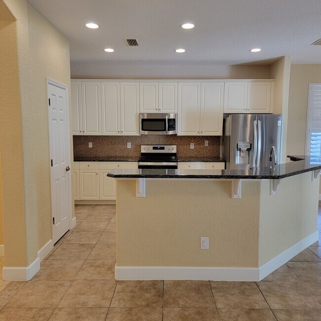 Building Photo - 77 Westland Run
