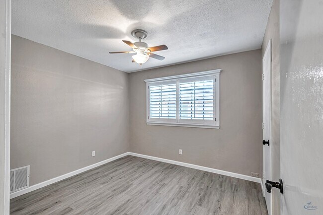 Building Photo - 1800 W 23rd St