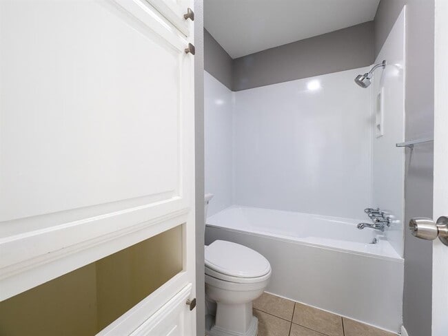 Building Photo - 4804 Broadhill Dr