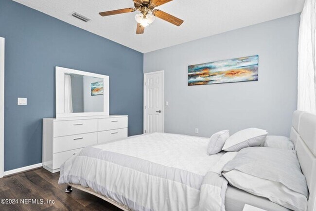 Building Photo - Fully Furnished Home