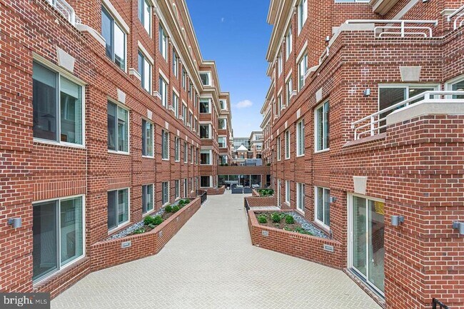 Building Photo - 635 Slaters Ln