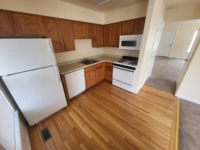 Building Photo - Beautiful modern 3bed/2.5ba townhouse!