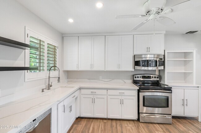 Building Photo - 808 E Cavalier Dr