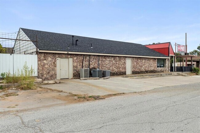 Building Photo - 327 S Green Ave