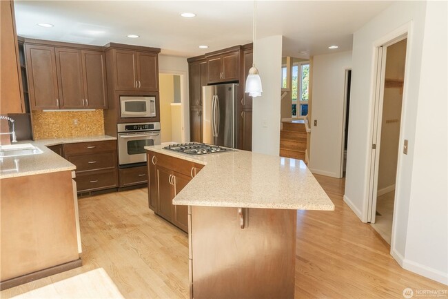 Building Photo - 4B/2.5Ba Bellevue House