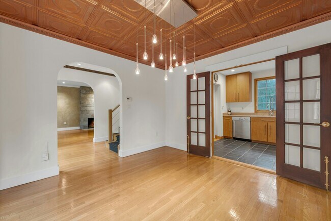 Building Photo - 278 Maple St