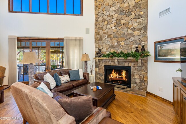 Building Photo - 1507 E Castle Hills Dr