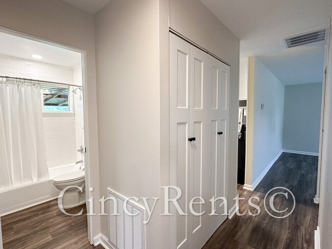 Building Photo - 988 Stratford Pl