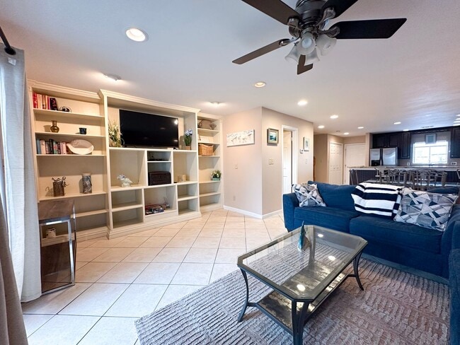 Building Photo - Unfurnished 2 Bedroom Townhome Near the Be...