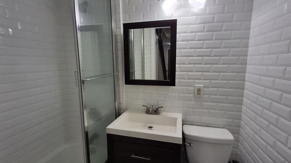 Full bathroom - 330 Hudson St
