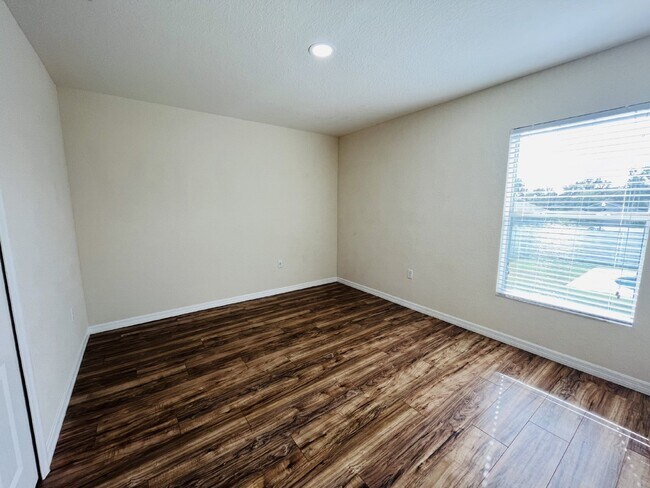 Building Photo - 3 Bedroom Single Family in South Lakeland ...