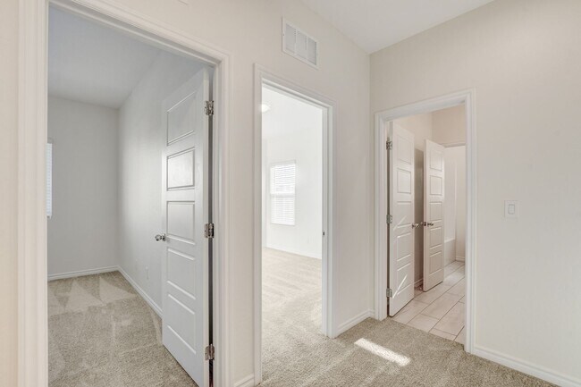 Building Photo - 4 Bedroom Townhouse in Tule Springs