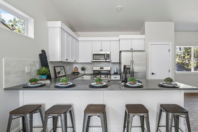 Building Photo - 2 Bed/1 Bath Duplex Apartment with Two Car...