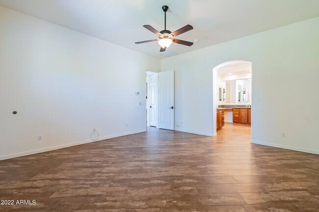 Building Photo - 734 W Juniper Ln