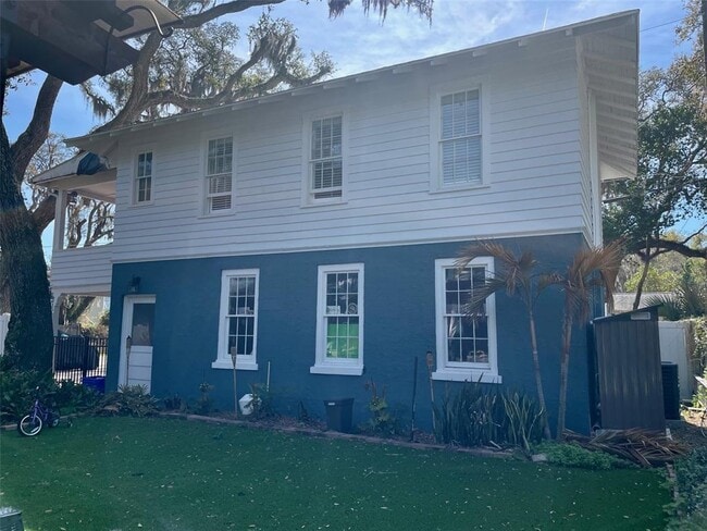 Building Photo - 215 W 16th St