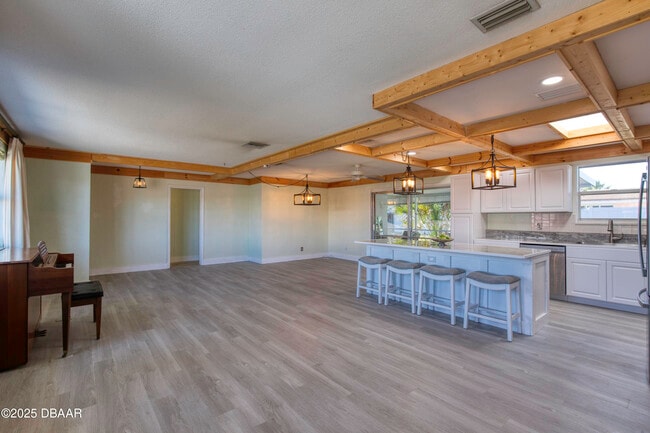 Building Photo - 3041 N Oleander Ave