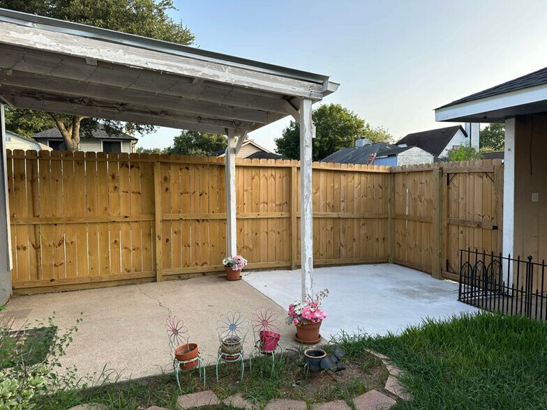 Building Photo - 1712 Harrison Ct