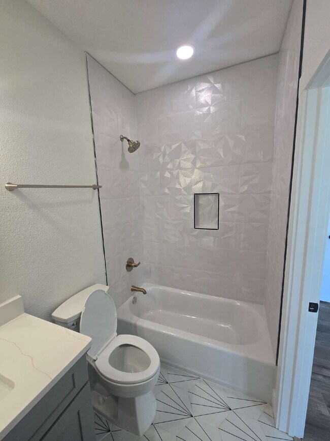 Building Photo - New Construction, 3 bed 3 bath near downtown!