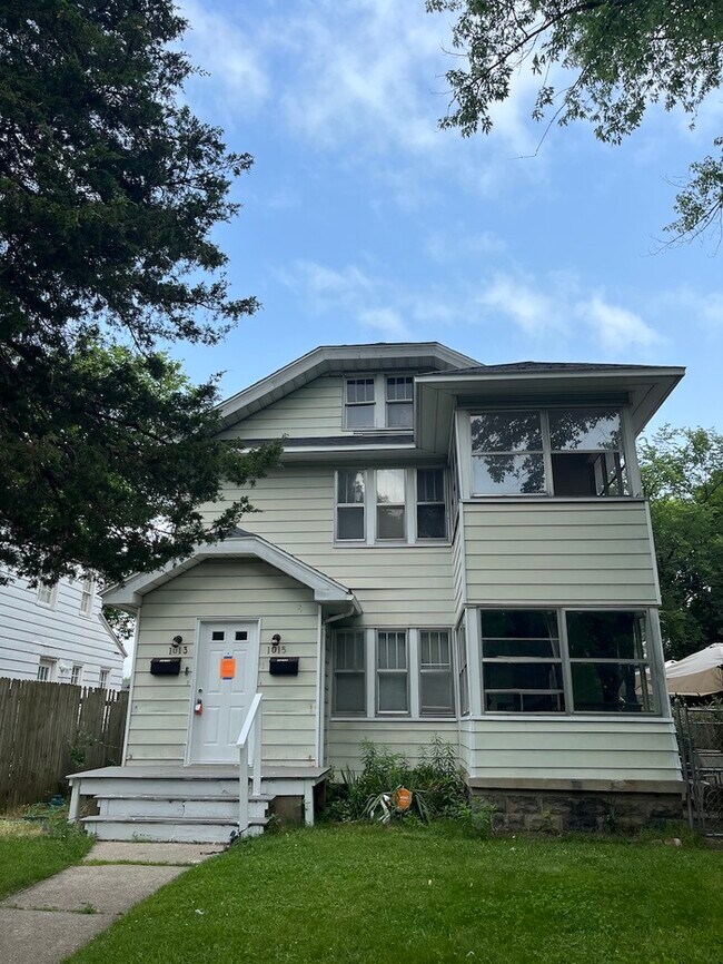 Upper Duplex large rooms and 3 season porch 1015 Dickinson St SE