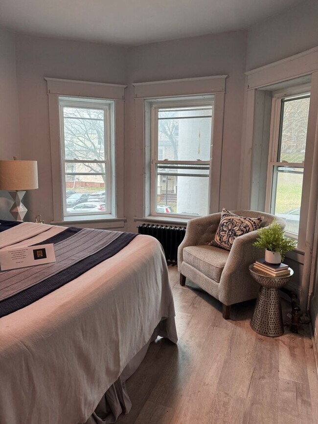 Building Photo - NOW LEASING! Renovated 1 bed, 1 bath avail...