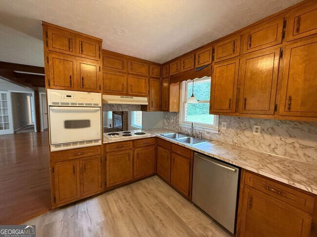 Building Photo - 3155 Oak Dr