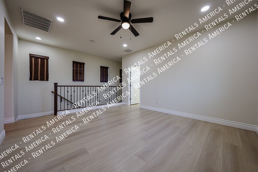 Building Photo - 1081 N Mason Dr