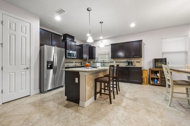 Building Photo - Beautifully Maintained home in Pool Community!
