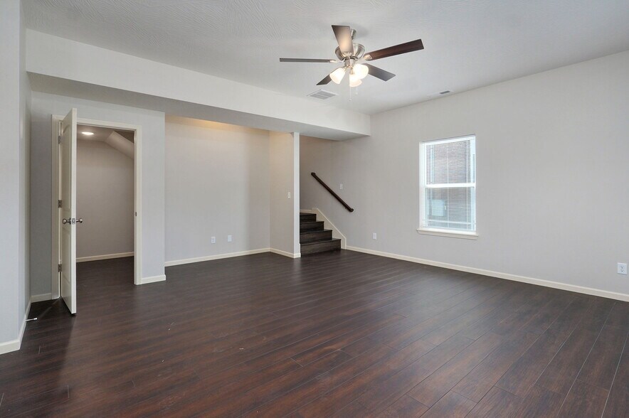 Building Photo - 1320 E Elm St