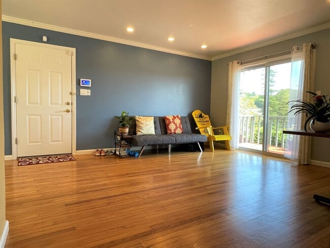 Building Photo - Gorgeous three bedroom two bathroom home with large backyard for rent!