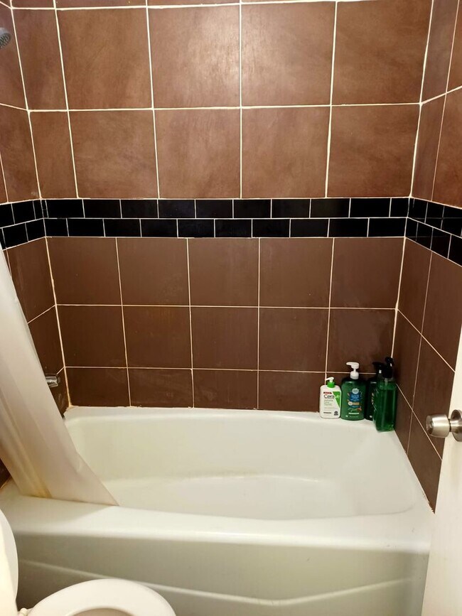 Building Photo - Nice Private Guy Room Downtown