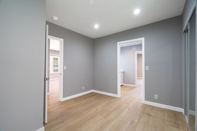 Building Photo - 1049 W 62nd St