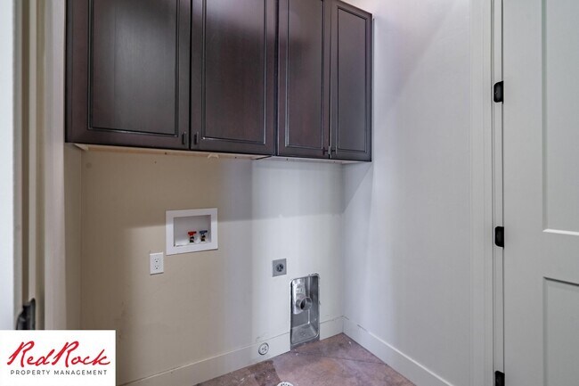 Building Photo - 4 Bedroom Luxury Home Near Sand Hollow