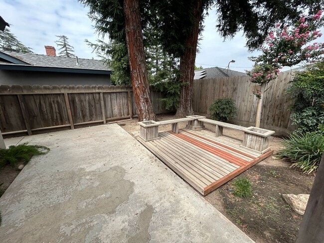 Building Photo - 3 bedroom 2 bathroom in central Visalia!