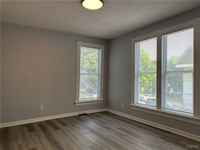 Building Photo - 309 Oak St