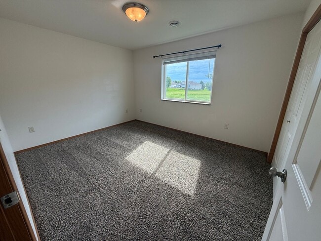 Building Photo - Upper 2 Bed 1 Bath