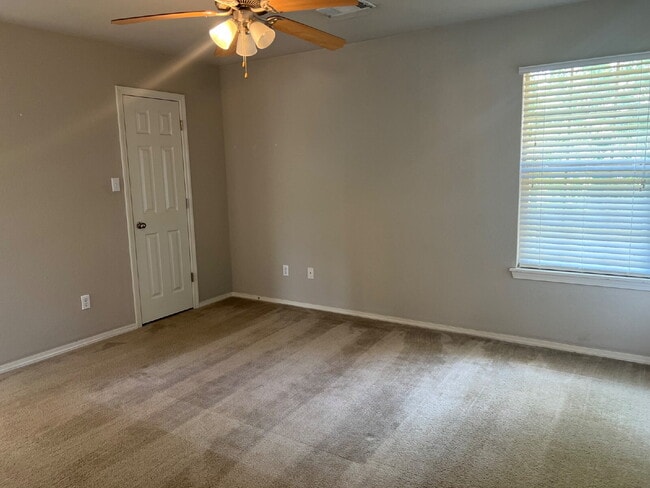Building Photo - "Charming 3-Bedroom Home with 2 Full Baths in Fort Smith – Perfect Blend of Space and Comfort!"