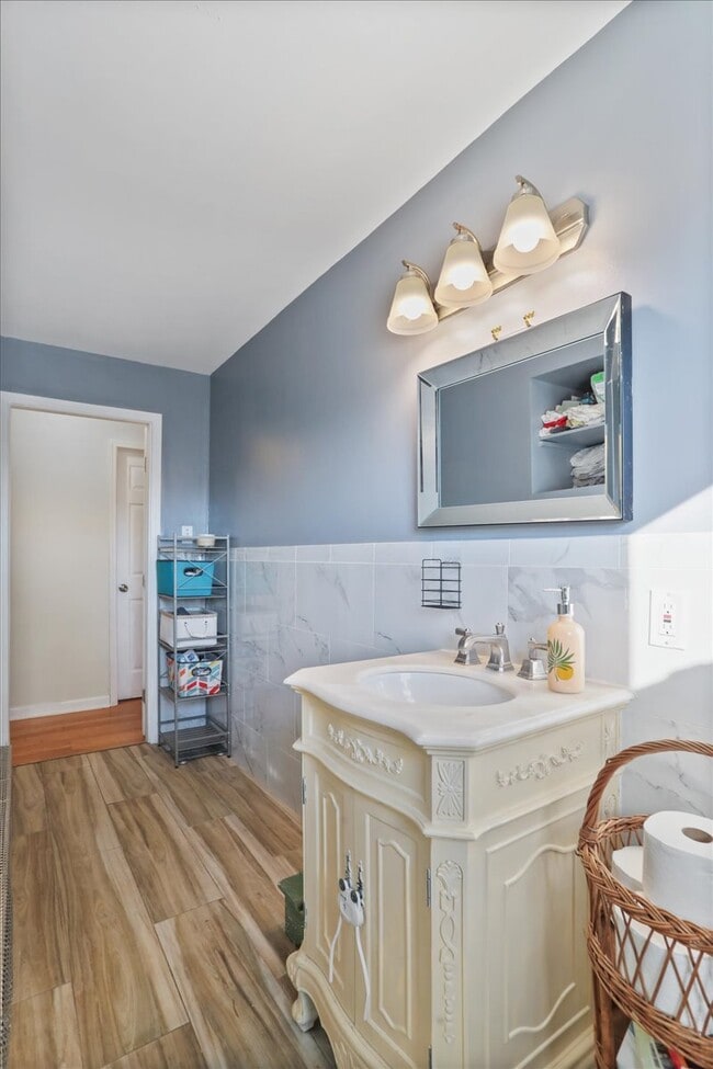 Building Photo - 13715 Dixie Dr