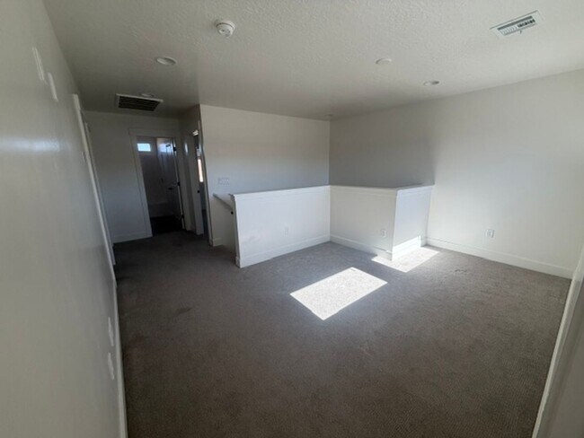 Building Photo - Townhome in South Desert