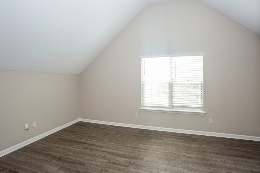 Building Photo - 1470 Kindred Cir NW