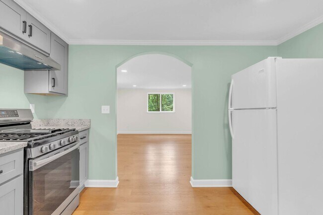 Building Photo - Easy Living in Red Bank!