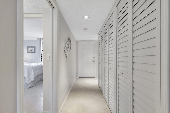 Building Photo - 5059 N Hwy A1A