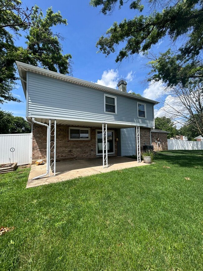 Building Photo - 537 Windrift Dr