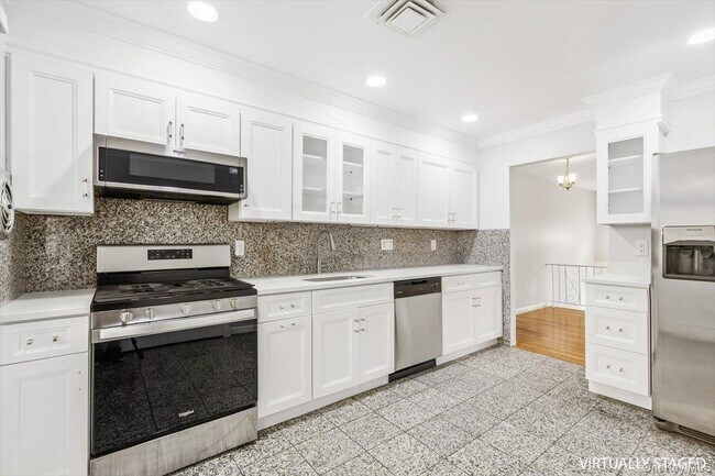 Building Photo - 649 White Plains Rd