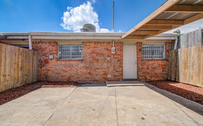 Building Photo - 8820 Bissonnet St