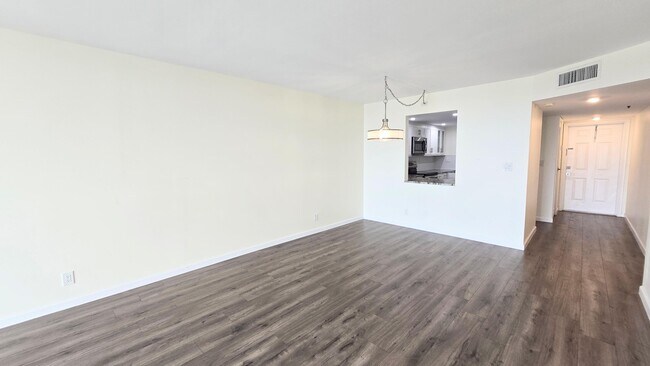 Building Photo - 3100 W Rolling Hills Cir